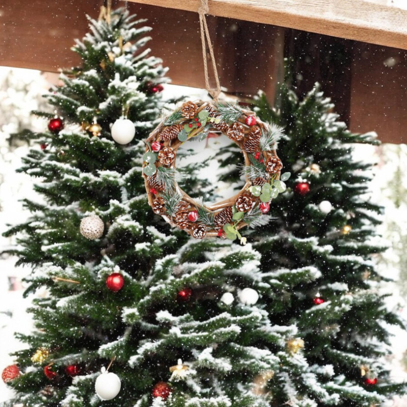 Ghirlanda Natalizia Decorata in Legno ? 40 cm con Pigne, pungitopo e Palline  Dietroporta Naturale fatto a mano, Fuoriporta di N