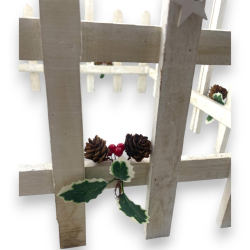 Steccato Natalizio in Legno Recinzione Albero di Natale Picchetto, Bianco con rametti Agrifoglio e bacche rosse(50 cm - lunghezz